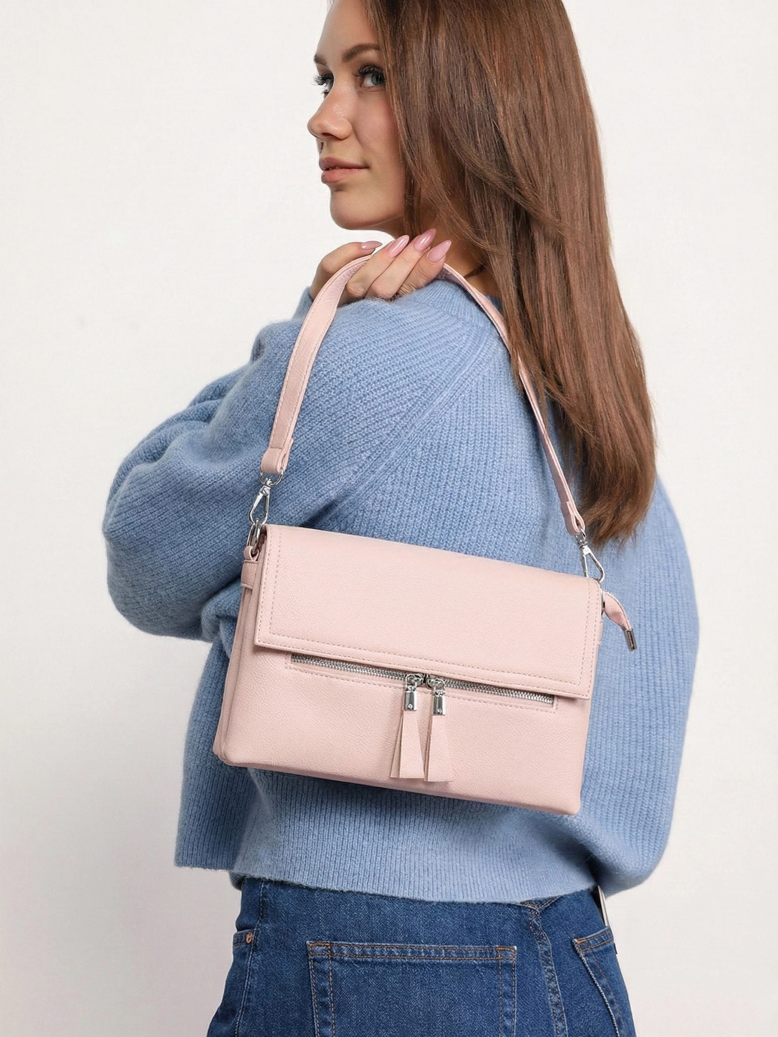 Сумка-кроссбоди со съемной ручкой и декоративными пуллерами в ассортименте